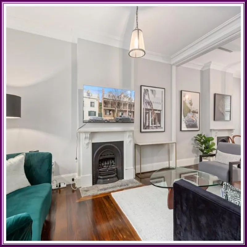 Spacious Inner-City House with Balcony Views 호텔 내부 이미지